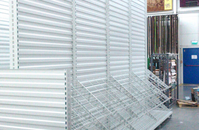 Montaż mebli sklepowych Castorama