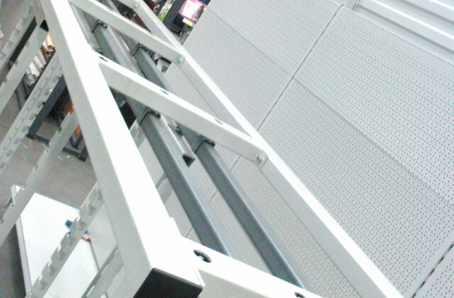 Montaż mebli sklepowych Castorama