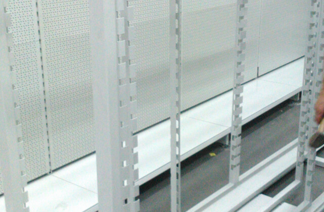 Montaż mebli sklepowych Castorama