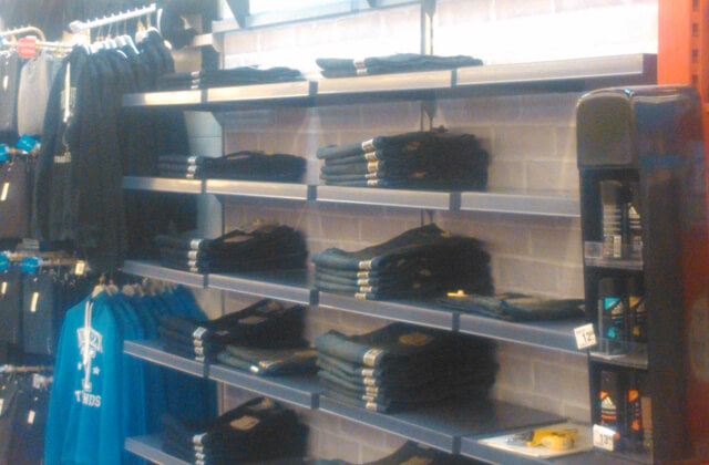 Montaż mebli sklepowych Levis