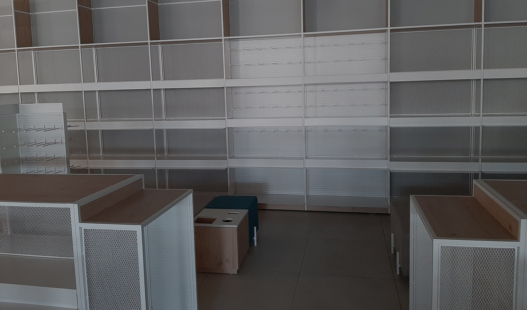 montaż wyposażenia sklepowego