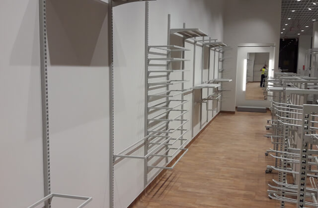 Montaż mebli sklepowych Smyk