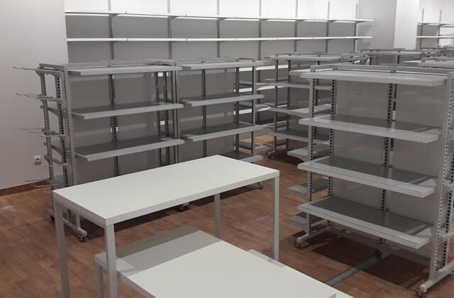 Montaż mebli sklepowych Smyk